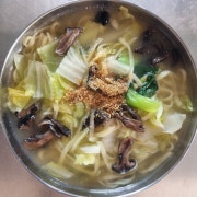 능이칼국수 (2인분 이상) 메뉴 사진(네이버)