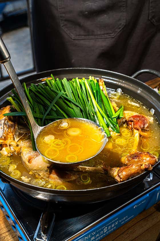 한방 토종닭백숙(한마리,1.4kg) 메뉴 사진(네이버)
