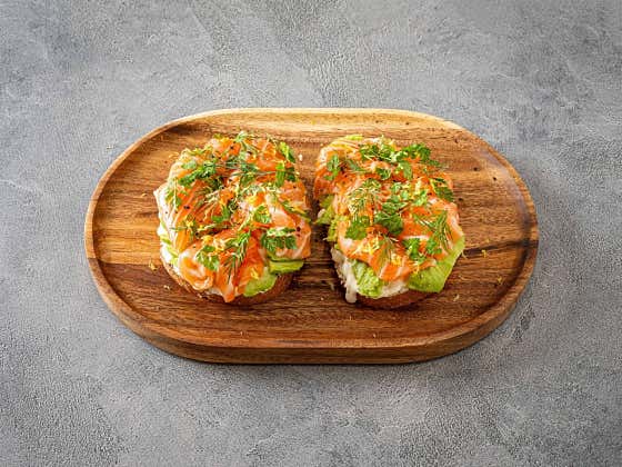 연어아보카도 오픈샌드위치 메뉴 사진(네이버)