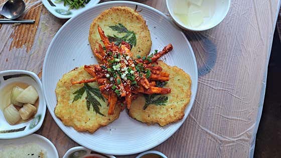 감자전+더덕생채무침 메뉴 사진(네이버)