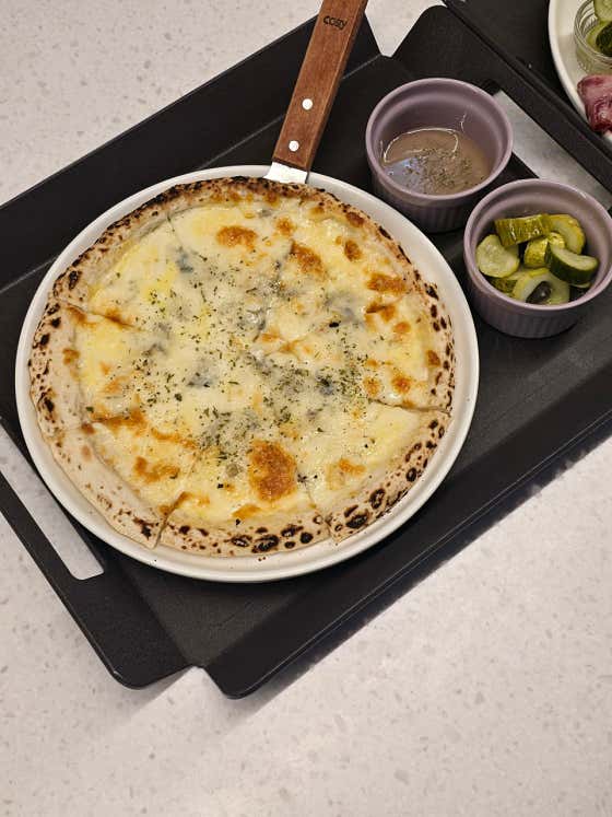 고르곤졸라치즈 피자 메뉴 사진(네이버)