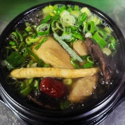 얼큰 능이 한방 삼계탕(빨강육수) 메뉴 사진(네이버)