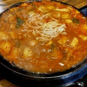솥뚜껑 김치전골 메뉴 사진(네이버)