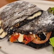 모짜렐라 먹물 토마토 파니니 메뉴 사진(네이버)