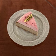라즈베리피스타치오케이크 메뉴 사진(네이버)