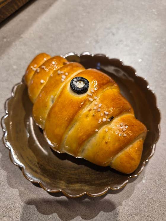 올리브 치즈 소금빵 메뉴 사진(네이버)