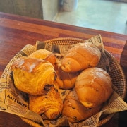 소금빵과 프랑스 뺑오쇼콜라 메뉴 사진(네이버)