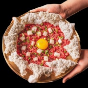 우기와 육회(180g) 메뉴 사진(네이버)
