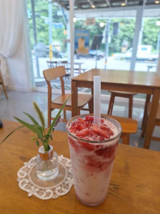 딸기라떼 메뉴 사진(네이버)