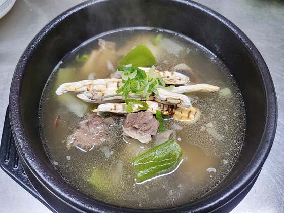 능이버섯•백하수오 약초갈비탕 메뉴 사진(네이버)