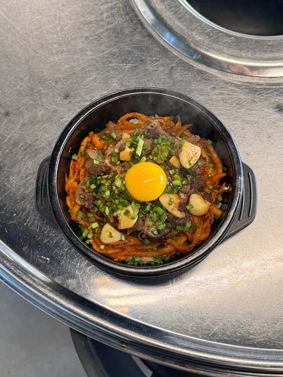 무생채 우삼겹돌솥밥 메뉴 사진(네이버)