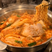 통돼지 김치찌개 메뉴 사진(네이버)