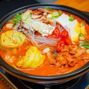 한돈 목살 김치만두 전골 메뉴 사진(네이버)