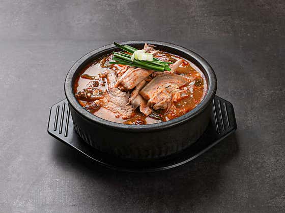 [얼큰한 빨간 국물] 한방 흑염소탕 메뉴 사진(네이버)