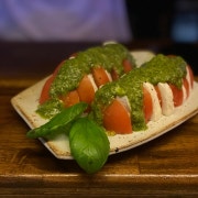 바질페스토카프레제 메뉴 사진(네이버)