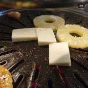 구워먹는 치즈 + 파인애플 set 메뉴 사진(네이버)