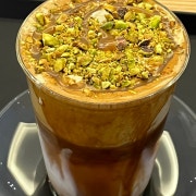 피스타치오크림라떼 메뉴 사진(네이버)