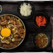 우삼겹 덮밥 메뉴 사진(네이버)