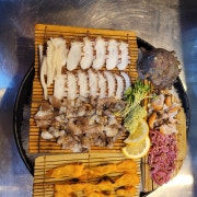 모둠해산물 중+우럭 매운탕 메뉴 사진(네이버)