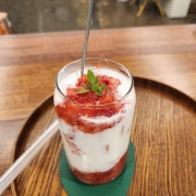 딸기라떼 메뉴 사진(네이버)