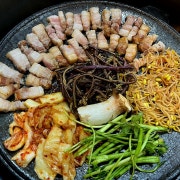 솥뚜껑 생삼겹 메뉴 사진(네이버)