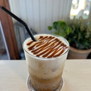 캬라멜 마끼아또_Iced 메뉴 사진(네이버)