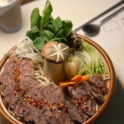 동남아식 아롱사태 전골 메뉴 사진(네이버)