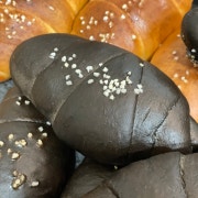 먹물소금빵 메뉴 사진(네이버)