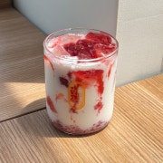 딸기라떼(only ice)16oz 메뉴 사진(네이버)