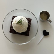 그릭 브라우니 메뉴 사진(네이버)