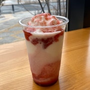딸기 요거트 스무디 메뉴 사진(네이버)