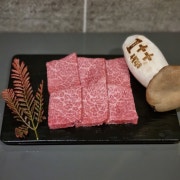 한우1++ 투뿔 살치살(100g) 메뉴 사진(네이버)
