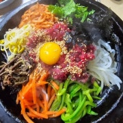 한우 생고기 돌솥비빔밥 메뉴 사진(네이버)