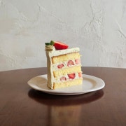 딸기 피스타치오생크림케이크(겨울시즌) 메뉴 사진(네이버)
