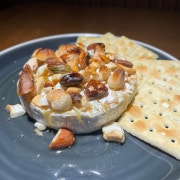 브리치즈구이+크래커 메뉴 사진(네이버)