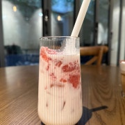 딸기 라떼 메뉴 사진(네이버)