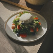 부라타치즈 샐러드 메뉴 사진(네이버)