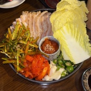 마늘숙성 항정 수육과 미나리 무침 메뉴 사진(네이버)