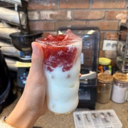 딸기라떼 메뉴 사진(네이버)