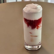 딸기크림라떼 *Signature* 메뉴 사진(네이버)