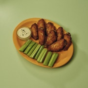 버팔로윙과 샐러리 메뉴 사진(네이버)