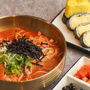 얼큰김치칼국수+노랑김밥1/2 메뉴 사진(네이버)