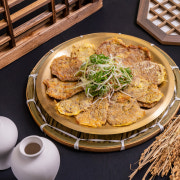 갓 구운 소고기 육전 메뉴 사진(네이버)