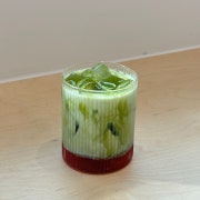 딸기 말차 라떼 메뉴 사진(네이버)