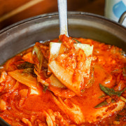 명품 김치명인의 특수부위 김치찌개 메뉴 사진(네이버)