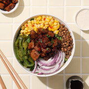 블랙 치킨 샐러드 메뉴 사진(네이버)
