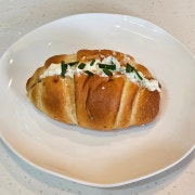 대파크림치즈쌀소금빵 메뉴 사진(네이버)