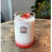 리얼딸기라떼(시즌음료) 메뉴 사진(네이버)
