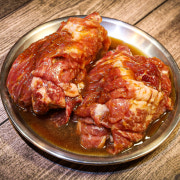 한돈선별육 숯불양념돼지갈비(250g) 메뉴 사진(네이버)
