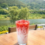 딸기라떼 메뉴 사진(네이버)